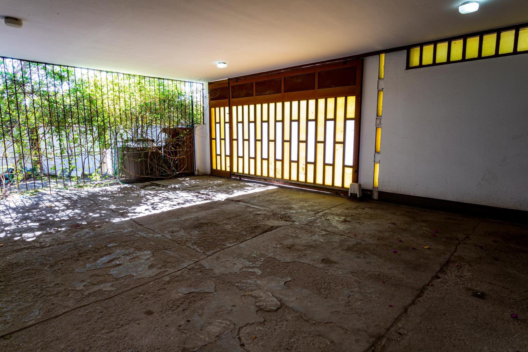 Casa Grande Con Estacionamiento